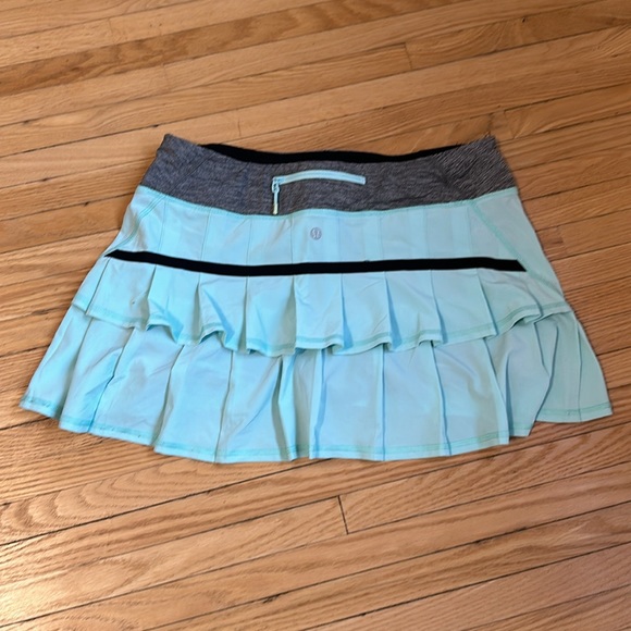 Lululemon running skirt. Size 8 - Picture 2 of 2